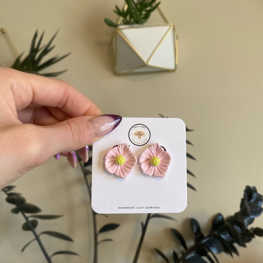BUSY•BEE PINK FLOWER CLAY EARRINGS